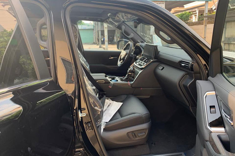 Xe còn có hệ thống điều hòa tự động 4 vùng với bộ lọc ion, loa JBL và hệ thống xác thực dấu vân tay hay hệ thống Toyota Safety Sense nổi tiếng. Dòng xe Toyota Land Cruiser 2022 có trọng lượng giảm cân 200 kg so với thế hệ cũ do được áp dụng gầm bệ TNGA mới.