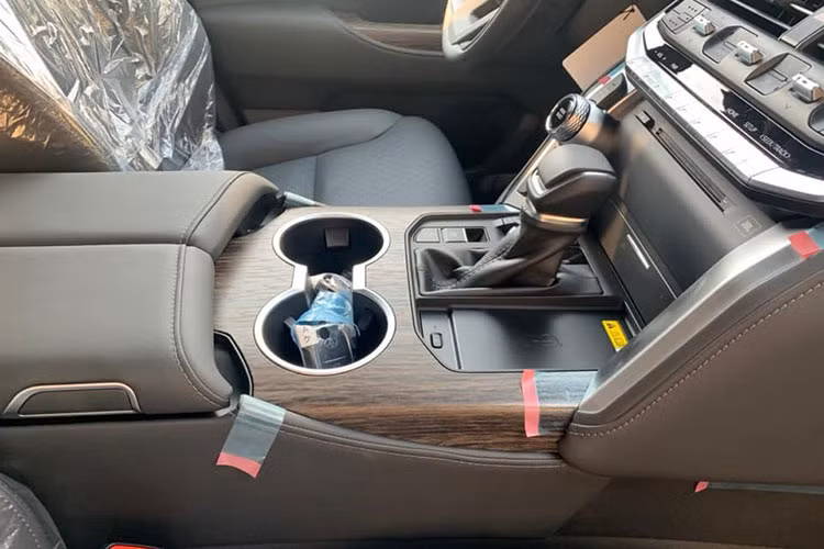 Xe được trang bị gói an toàn chủ động Toyota Safety Sense mới Hệ thống cảnh báo tiền va chạm (PCS), Hệ thống kiểm soát hành trình chủ động (DRCC), Hệ thống hỗ trợ giữ làn đường (LTA), Điều chỉnh đèn chiếu xa tự động (AHB)... Bên cạnh đó, mẫu xe cũng sở hữu hàng loạt các trang bị tiên tiến hỗ trợ người lái.