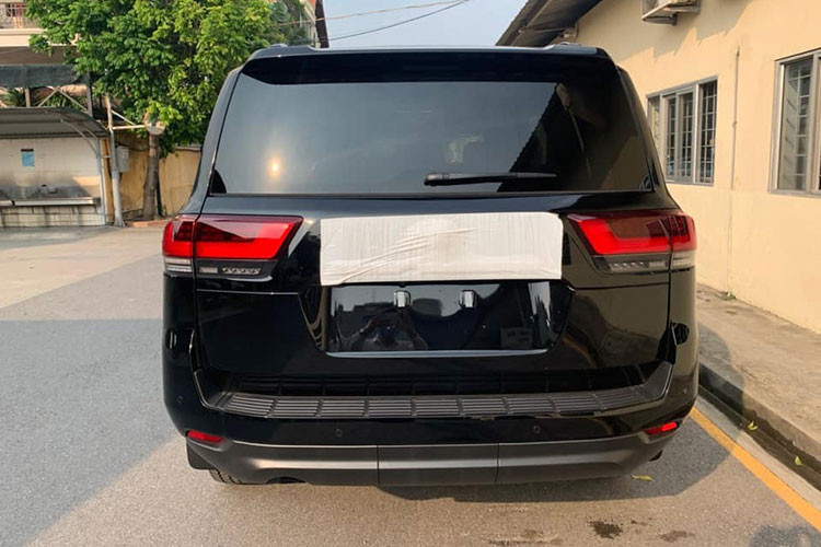 Một số thông tin ban đầu cho biết, nhiều khả năng chiếc xe Toyota Land Cruiser 2022 này thuộc diện nhập khẩu chính hãng. Chiếc xe SUV Toyota Land Cruiser 2022 đầu tiên lộ ảnh xuất hiện ở Việt Nam có ngoại thất sơn màu đen đi kèm nhiều chi tiết mạ crôm và bộ vành đa chấu kép sơn màu bạc.
