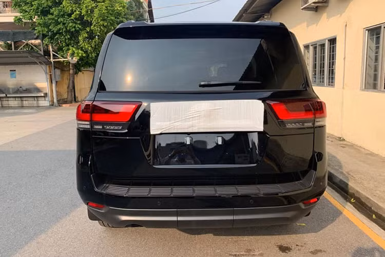 Một số thông tin ban đầu cho biết, nhiều khả năng chiếc xe Toyota Land Cruiser 2022 này thuộc diện nhập khẩu chính hãng. Chiếc xe SUV Toyota Land Cruiser 2022 đầu tiên lộ ảnh xuất hiện ở Việt Nam có ngoại thất sơn màu đen đi kèm nhiều chi tiết mạ crôm và bộ vành đa chấu kép sơn màu bạc.