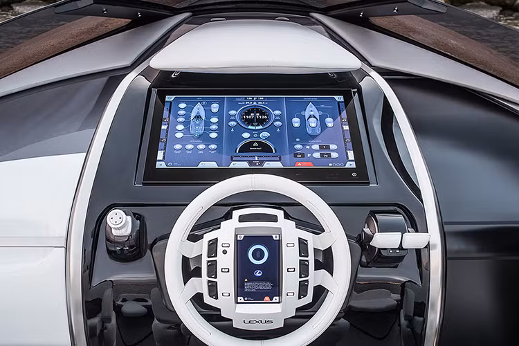 Ngoài thiết kế dạng con thoi được đưa vào siêu du thuyền này để tối ưu hóa tính khí động học, cách bố trí các nút bấm và cụm điều khiển theo nhiều người lại chưa thực sự hợp lý. Dù sao, điều này cũng có thể chấp nhận được vì chiếc du thuyền này mới chỉ dừng ở mức ý tưởng.