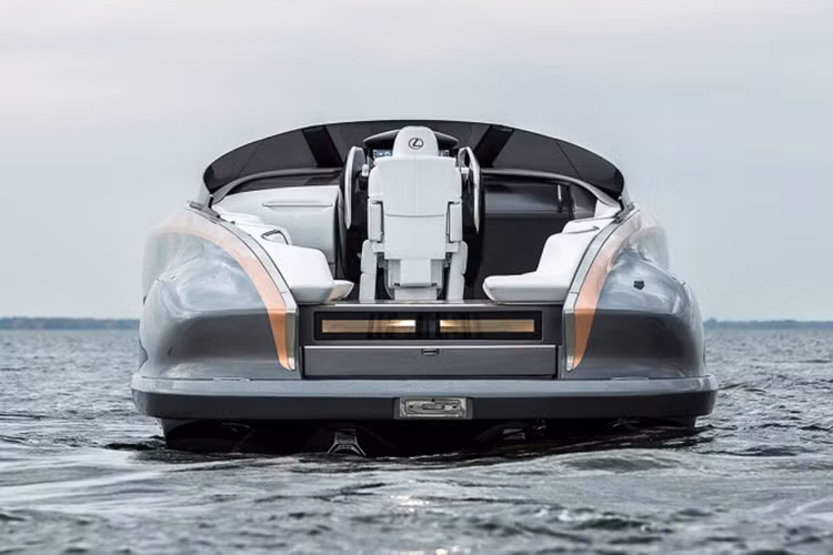 "Trái tim" của chiếc siêu du thuyền Lexus là cặp động cơ nằm dưới lớp kính bảo vệ trong suốt và có thiết kế cực kỳ đẹp mắt. Cặp động cơ này có dung tích 5.0 lít và tạo ra công suất tối đa 442 mã lực. Có vẻ như 2 động cơ này là biến thể của loại máy trên xe thể thao Lexus RC F.