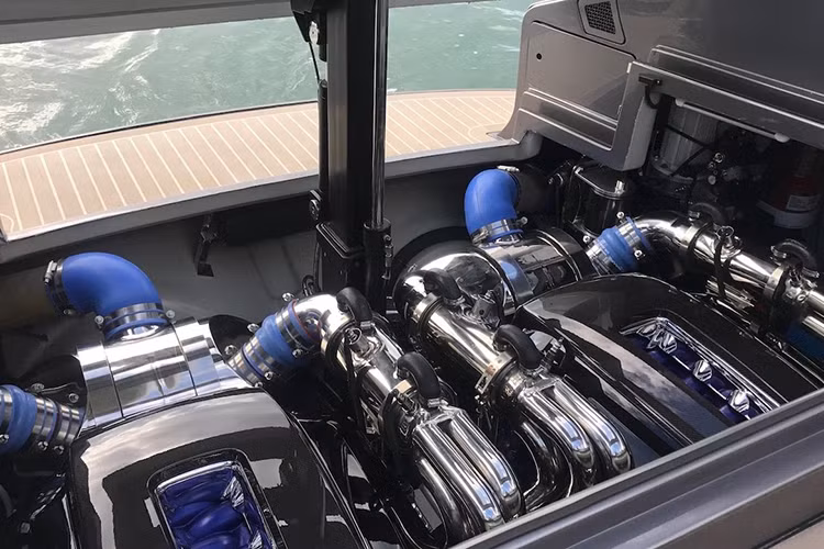 Theo đánh giá của một số người, Lexus cần tăng thêm dung tích động cơ và bổ sung 100 mã lực nữa cho chiếc du thuyền. Đáng tiếc là hiện Toyota không có sẵn loại động cơ nào như thế. Chính chủ tịch Lexus, ông Yoshihiro Sawa, cũng phải thừa nhận: "Tôi muốn chiếc thuyền có công suất cao hơn".