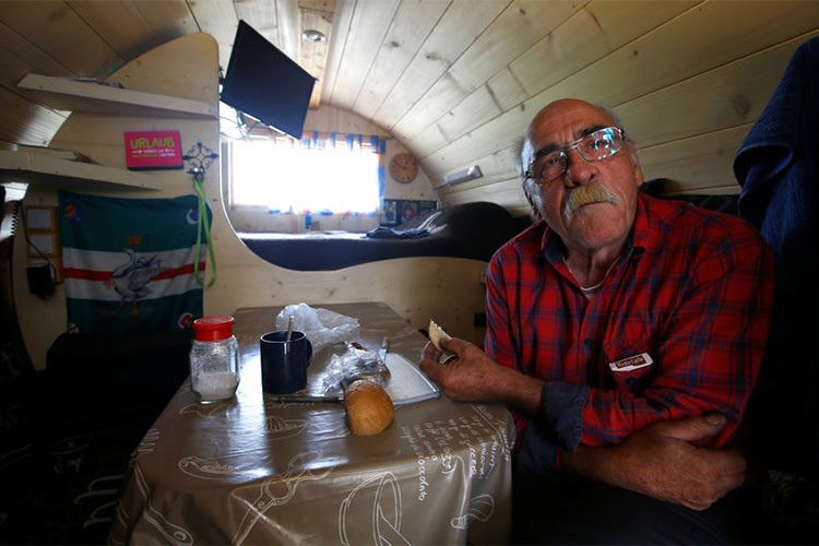 Chiếc xe van kéo theo như một gian cnhà nhỏ với đầy đủ mọi vật dụng cần thiết dành cho hành trình dài ngày, bao gồm: giường ngủ, bàn ghế ăn, kệ sách... thậm chí là cả một kho đồ ăn được ông Wirth kéo theo nữa.