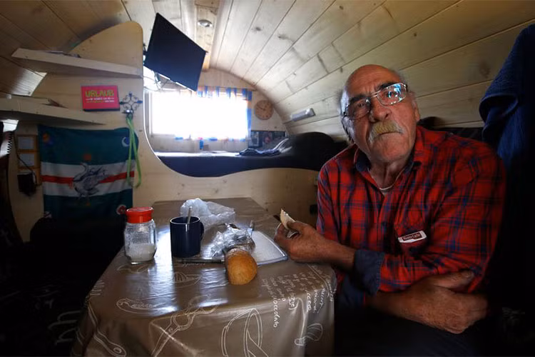 Chiếc xe van kéo theo như một gian cnhà nhỏ với đầy đủ mọi vật dụng cần thiết dành cho hành trình dài ngày, bao gồm: giường ngủ, bàn ghế ăn, kệ sách... thậm chí là cả một kho đồ ăn được ông Wirth kéo theo nữa.