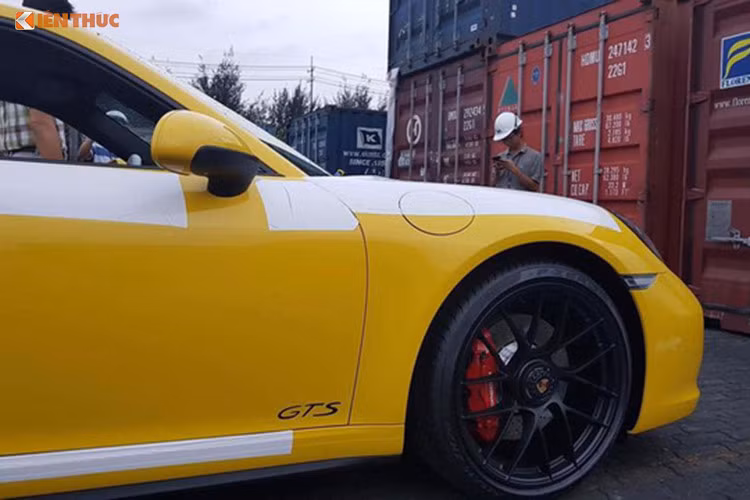 Chưa hết, hệ thống vận hành của 911 Carrera GTS 2017 còn nổi trội với trang bị hộp số PDK 7 cấp giúp xe đạt khả năng tăng tốc từ 0 đến 100km/h trong vòng 3,7 giây trước khi đtạ tốc độ tối đa 310 km/h. Theo công bố của nhà sản xuất, mức tiêu thụ nhiên liệu kết hợp của xe cũng khá ấn tượng, ở mức là 8.3 lít/100km.