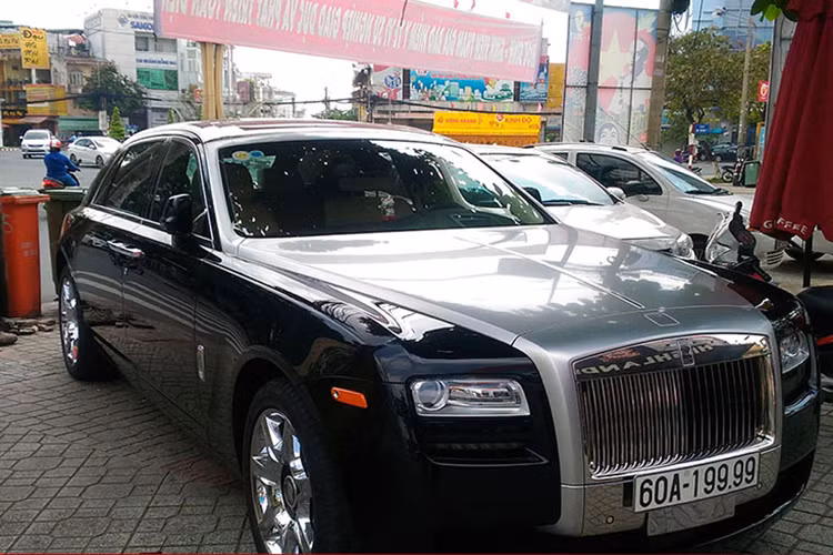 Rolls-Royce Ghost mang biển "tứ quý" 9 ở Đồng Nai thuộc thế hệ cũ. Đây là mẫu xe "đàn em" của Rolls-Royce Phantom với thiết kế gọn gàng nhưng vẫn toát lên vẻ quý tộc của hãng xe siêu sang đến từ đất nước Anh Quốc. 