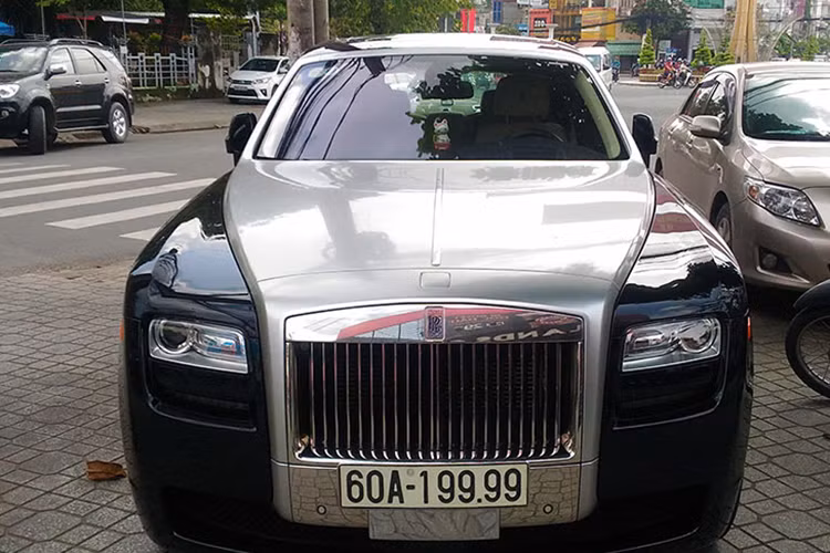 Mẫu xe siêu sang Rolls-Royce Ghost Series I sử dụng động cơ V12, tăng áp kép, dung tích 6,6 lít, sản sinh công suất tối đa 562 mã lực và mô-men xoắn cực đại 780 Nm. Kết hợp cùng hộp số tự động ZF 8 cấp, Rolls-Royce Ghost mất khoảng 5 giây để tăng tốc từ vị trí xuất phát lên 100 km/h trước khi đạt vận tốc tối đa 250 km/h. Tại thị trường Việt Nam, giá xe Rolls-Royce Ghost đời cũ đã qua sử dụng có giá từ 8 đến 10 tỷ đồng.