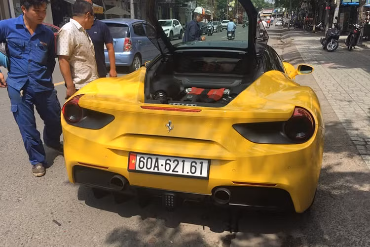 Siêu xe Ferrari 488 GTB đã được doanh nhân Đồng Nai mua lại từ công ty nhập khẩu xe có tiếng ở quận 5 là 1 trong 3 chiếc "siêu ngựa" Ferrari 488 GTB có mặt tại thị trường Việt Nam mang ngoại thất sơn màu vàng Giallo Modena nổi bật. Hai chiếc còn lại thuộc sở hữu của em trai Phan Thành và một doanh nhân kín tiếng tại Hà Nội.