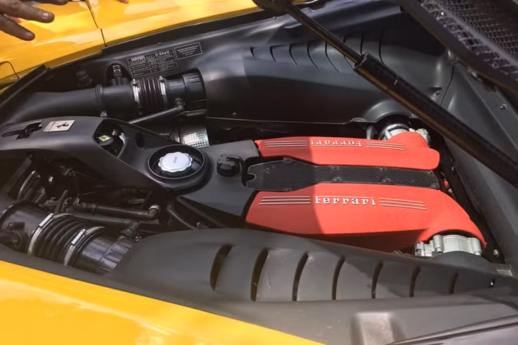 Giá xe Ferrari 488 GTB tại Việt Nam khoảng 15 tỷ đồng, xe sử dụng động cơ V8, tăng áp kép, dung tích 3,9 lít, sản sinh công suất tối đa 661 mã lực và mô-men xoắn cực đại 760 Nm. Kết hợp cùng hộp số ly hợp kép 7 tốc độ, siêu xe này mất khoảng 3 giây để tăng tốc lên 100 km/h từ vị trí xuất phát. Vận tốc tối đa của Ferrari 488 GTB là 330 km/h.