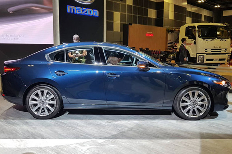 Giá xe Mazda3 2020 hiện vẫn chưa được tiết lộ. Chưa rõ thông số của Skyactiv-X tại Nhật có khác biệt gì so với bản ở châu Âu hay không. Tuy nhiên, dù ở nơi đâu thì SkyActiv-X cũng sẽ được thừa hưởng những điểm mạnh từ động cơ SkyActiv-G (máy xăng) và SkyActiv-D (máy dầu).