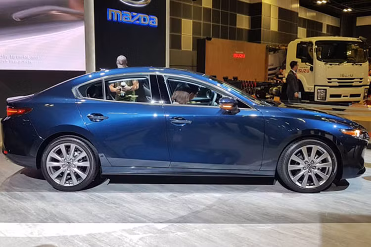 Giá xe Mazda3 2020 hiện vẫn chưa được tiết lộ. Chưa rõ thông số của Skyactiv-X tại Nhật có khác biệt gì so với bản ở châu Âu hay không. Tuy nhiên, dù ở nơi đâu thì SkyActiv-X cũng sẽ được thừa hưởng những điểm mạnh từ động cơ SkyActiv-G (máy xăng) và SkyActiv-D (máy dầu).