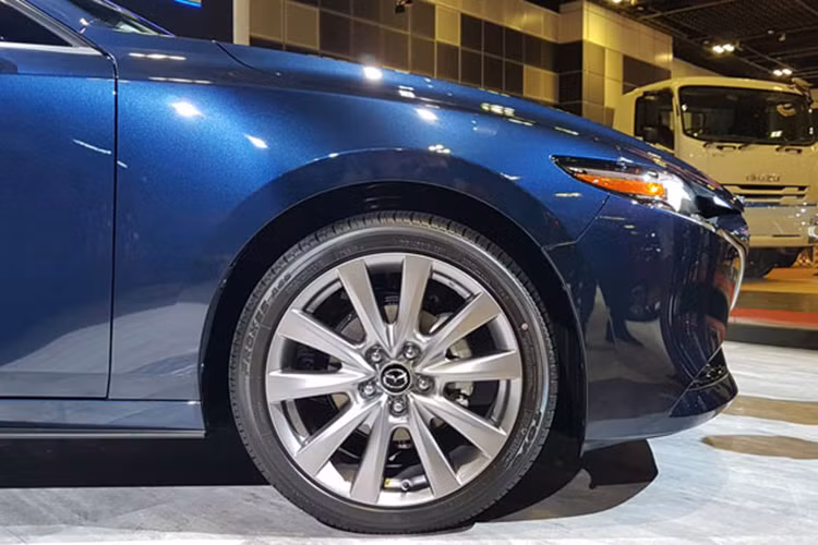 Khả năng tiết kiệm nhiên liệu của động cơ SkyActiv-X còn được củng cố thêm nhờ việc tích hợp công nghệ SCCI (Spark Controlled Compression Ignition) không sử dụng bu-gi đánh lửa và được trang bị bộ siêu nạp cũng như công nghệ van biến thiên được điều khiển hoàn toàn bằng điện.