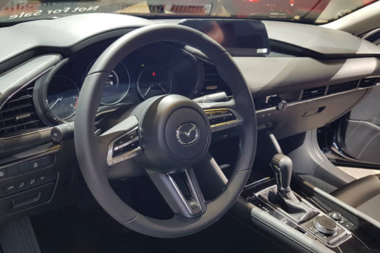 Khi được hỏi về vấn đề về động cơ SkyActiv-X của Mazda3 tại Mỹ, đại diện thương hiệu Nhật Bản đã trả lời rằng hãng vẫn đang nghiên cứu thêm xem đâu là thời điểm thích hợp để ra mắt SkyActiv-X tại Bắc Mỹ, hãng cần xem xét môi trường kinh doanh và nhu cầu thị trường ở Mỹ.