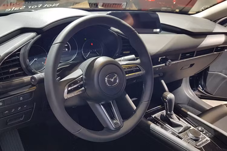 Khi được hỏi về vấn đề về động cơ SkyActiv-X của Mazda3 tại Mỹ, đại diện thương hiệu Nhật Bản đã trả lời rằng hãng vẫn đang nghiên cứu thêm xem đâu là thời điểm thích hợp để ra mắt SkyActiv-X tại Bắc Mỹ, hãng cần xem xét môi trường kinh doanh và nhu cầu thị trường ở Mỹ.