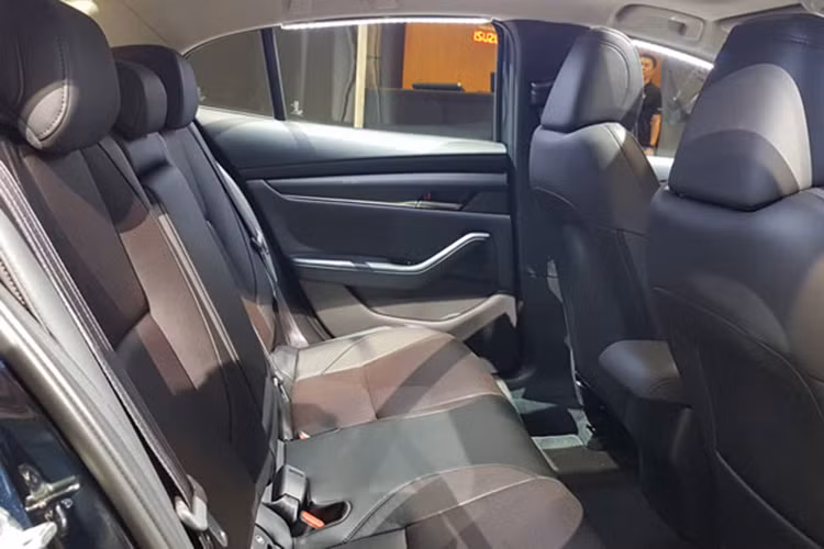 Bên cạnh đó, SkyActiv-X không phải là yếu tố duy nhất để Mazda giúp Mazda3 trở nên cạnh tranh hơn, hãng cũng đang liên tục cập nhật cho các động cơ Skyactiv-G và Skyactiv-D hiện có của Mazda3, bao gồm việc bổ sung công nghệ ngắt xi-lanh tự động, tối ưu hóa dung tích và thêm công nghệ tăng áp.