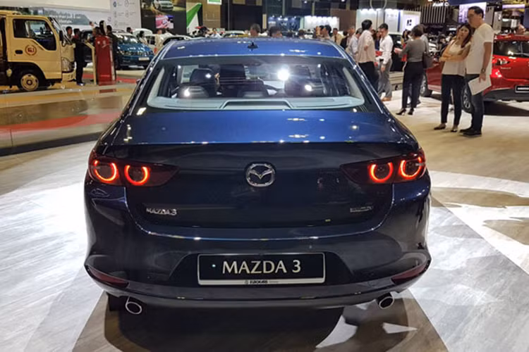 Được biết, khách hàng ở châu Âu có thể đặt mua Mazda3 SkyActiv-X 2020 ở cả kiểu dáng hatchback lẫn sedan, kết hợp hộp số sàn 6 cấp hoặc tự động 6 cấp. Ở thử nghiệm WLTP, với thiết lập số sàn 6 cấp, dẫn động cầu trước, động cơ SkyActiv-X trên Mazda3 mới cho mức tiêu thụ nhiên liệu trung bình chỉ 5,4 lít / 100km, một con số vô cùng ấn tượng.