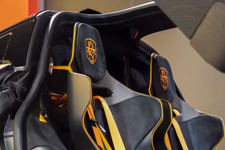 Đại lý siêu xe Al Ain Class Motors từng cho hay chiếc McLaren Senna của doanh nhân quận 12 có số đồng hồ công tơ mét là 0 km nhưng thực tế những chiếc McLaren Senna rời nhà máy đến tay khách hàng phải trải qua quá trình chạy thử nên số đồng hồ công tơ mét bằng 0 có thể ám chỉ chiếc siêu xe triệu đô McLaren Senna màu Cerberus Pearl chưa có chủ nhân nào đặt mua trước đó.