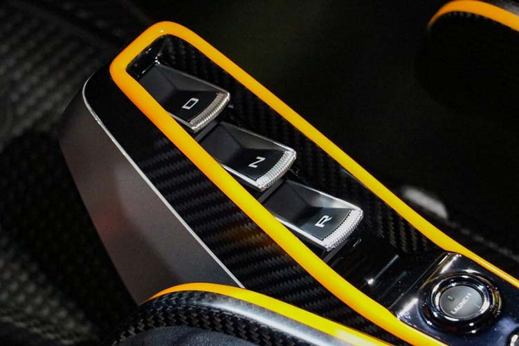 Nguồn cung cấp sức mạnh của McLaren Senna mang màu Cerberus Pearl vẫn là khối động cơ xăng V8, tăng áp kép, dung tích 4.0 lít, lấy từ siêu xe McLaren 720S đã có mặt tại Việt Nam. Tất nhiên, khối động cơ này đã được tinh chỉnh lại nhằm giúp siêu phẩm hàng hiếm McLaren Senna có công suất tối đa lên đến 789 mã lực và mô-men xoắn cực đại 800 Nm.