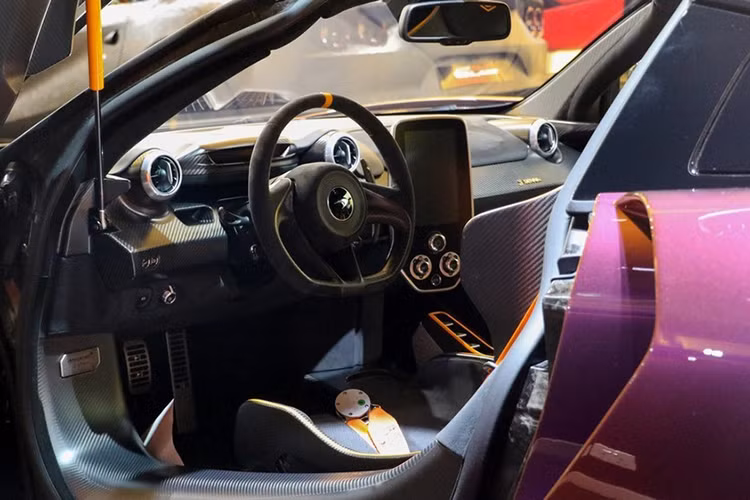 Một số chi tiết khác trên McLaren Senna màu Cerberus Pearl này được hoàn thành với sợi carbon để giảm trọng lượng cho xe cũng như mang đến cái nhìn hấp dẫn hơn. Xe sở hữu bộ mâm 5 chấu kép siêu nhẹ sơn màu đen bóng kết hợp cùng kẹp phanh màu vàng, tuỳ chọn một phần cửa xe của McLaren Senna làm bằng kính trong suốt. Cánh gió đuôi phía sau của siêu xe McLaren Senna mang màu Cerberus Pearl bằng carbon.