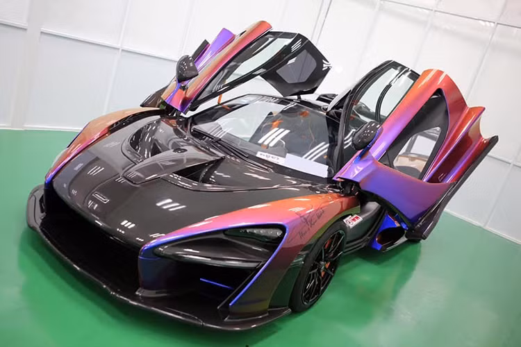 Trong đó, doanh nhân quận 12 đăng ký biển số Campuchia cho chiếc siêu xe triệu đô McLaren Senna liên quan đến tên vợ và công việc kinh doanh của hai vợ chồng. Lý do để chiếc McLaren Senna mang biển Campuchia có thể đến từ việc đất nước láng giềng này đã cho phép người dân có thể chọn biển số theo tên gọi dễ nhớ. 