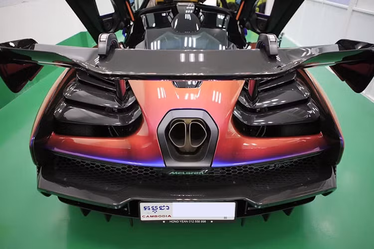 McLaren Senna độc nhất vô nhị tại Việt Nam hiện nay sở hữu bộ áo độc đáo "tắc kè" Cerberus Pearl rất hiếm có trên thế giới. Tuỳ theo góc nhìn mà màu sơn này sẽ cho ra các màu sắc, tím, cam và xanh rất đẹp mắt. Ngoài bộ áo "tắc kè" thay đổi theo góc nhìn ra, chiếc siêu xe McLaren Senna này còn có những điểm nhấn ở ngoại thất khác như phần nắp capô của xe bằng carbon bóng.