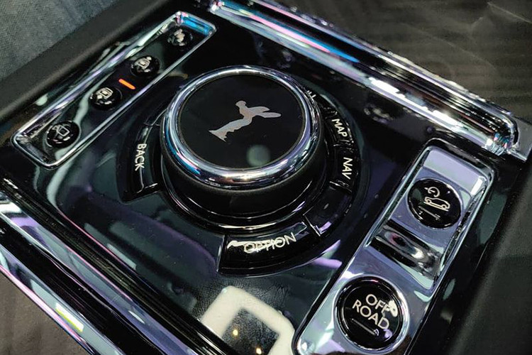 Ngoài các trang bị đắt tiền được thương hiệu xe sang Anh quốc đầu tư, các tính năng an toàn của xe cũng cực kỳ hiện đại gồm: hệ thống nhìn đêm với tính năng phát hiện thú vật hoặc người đi bộ băng qua đường, cảnh báo người lái mất tập trung, 4 camera cho tầm nhìn bao quanh xe,...