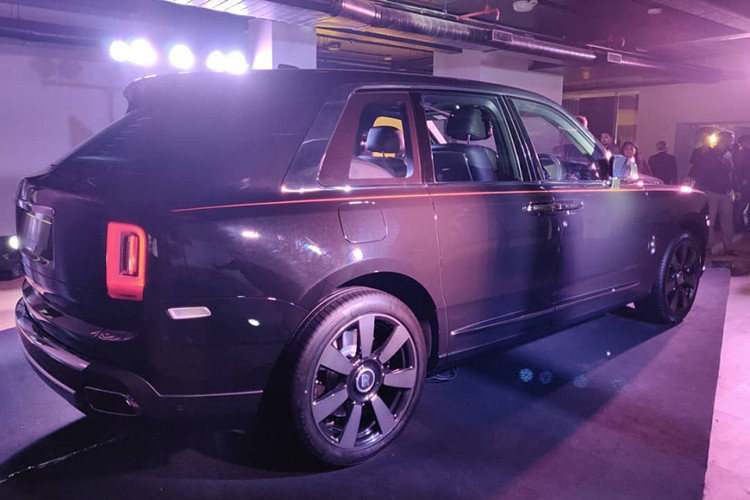Cullinan 2019 ra đời để cạnh tranh với những đối thủ như Bentley Bentayga hay Range Rover. Xe ra đời từ cơ sở gầm bệ "Architecture of Luxury" hoàn toàn bằng nhôm đã từng lần đầu tiên ra mắt trên Phantom thế hệ mới. Ngoại thất xe gợi nhớ đến siêu sedan Phantom, bao gồm lưới tản nhiệt hình chữ nhật cỡ lớn với các thanh nan dọc mạ crôm bóng loáng và cặp đèn chạy ban ngày mảnh mai.