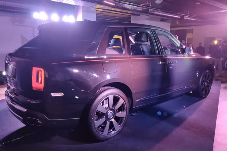 Cullinan 2019 ra đời để cạnh tranh với những đối thủ như Bentley Bentayga hay Range Rover. Xe ra đời từ cơ sở gầm bệ "Architecture of Luxury" hoàn toàn bằng nhôm đã từng lần đầu tiên ra mắt trên Phantom thế hệ mới. Ngoại thất xe gợi nhớ đến siêu sedan Phantom, bao gồm lưới tản nhiệt hình chữ nhật cỡ lớn với các thanh nan dọc mạ crôm bóng loáng và cặp đèn chạy ban ngày mảnh mai.