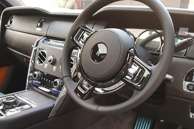 Giống như nhiều mẫu xe siêu sang Rolls-Royce, bên trong nội thất của Cullinan 2019 được trang bị nội thất khá ấn tượng ngay từ cái nhìn đầu tiên. Cụ thể, ghế lái của xe có tính năng sưởi và thông khí để đảm bảo cảm giác thoải mái nhất cho người lái, bảng đồng hồ kỹ thuật số thế hệ mới nhất và vô lăng bọc da/ốp gỗ hàng hiệu.