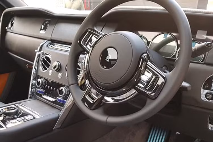 Giống như nhiều mẫu xe siêu sang Rolls-Royce, bên trong nội thất của Cullinan 2019 được trang bị nội thất khá ấn tượng ngay từ cái nhìn đầu tiên. Cụ thể, ghế lái của xe có tính năng sưởi và thông khí để đảm bảo cảm giác thoải mái nhất cho người lái, bảng đồng hồ kỹ thuật số thế hệ mới nhất và vô lăng bọc da/ốp gỗ hàng hiệu.
