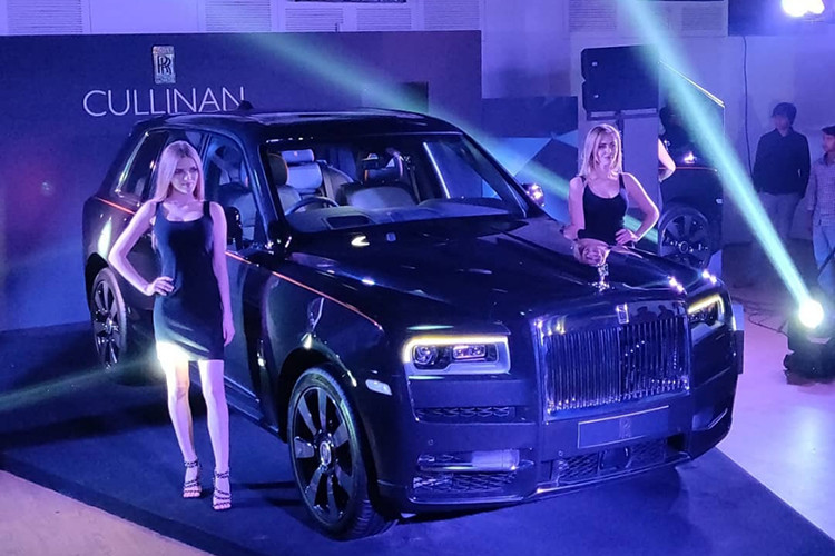 Mẫu siêu SUV Rolls-Royce Cullinan vừa chính thức được ra mắt trong một sự kiện riêng được tổ chức ở Ấn Độ. Ngay khi xuất hiện những hình ảnh của chiếc xe trên mạng xã hội, nó đã nhanh chóng thu hút được sự quan tâm của nhiều khách hàng thuộc hàng đại gia.