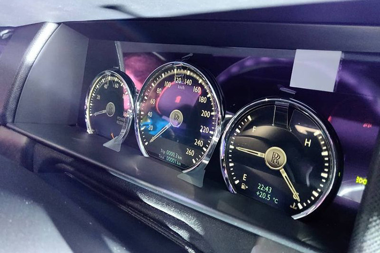 Cullinan 2019 được trang bị vô lăng dày dặn và nhỏ hơn Phantom. Trong khi đó, trên mặt táp-lô lần đầu tiên xuất hiện màn hình cảm ứng trung tâm dành cho hệ thống thông tin giải trí. Nếu không dùng màn hình này, người lái có thể chỉnh hệ thống thông tin giải trí thông qua núm xoay có biểu tượng Spirit of Ecstasy trên cụm điều khiển trung tâm.