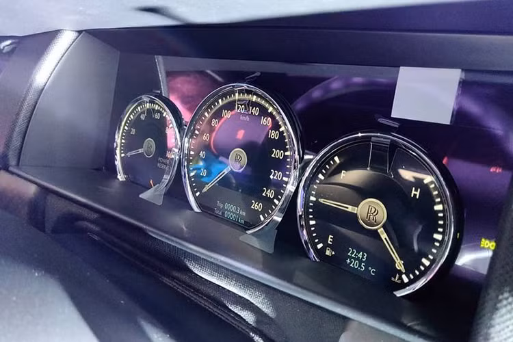 Cullinan 2019 được trang bị vô lăng dày dặn và nhỏ hơn Phantom. Trong khi đó, trên mặt táp-lô lần đầu tiên xuất hiện màn hình cảm ứng trung tâm dành cho hệ thống thông tin giải trí. Nếu không dùng màn hình này, người lái có thể chỉnh hệ thống thông tin giải trí thông qua núm xoay có biểu tượng Spirit of Ecstasy trên cụm điều khiển trung tâm.