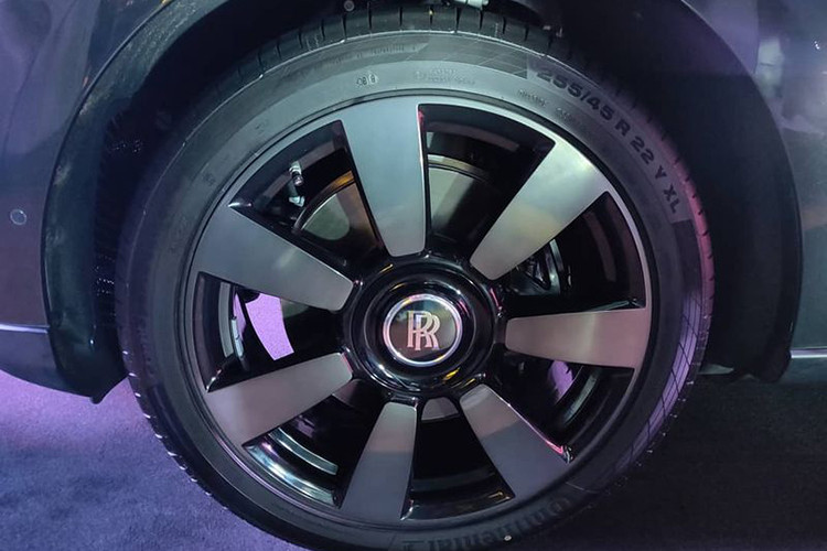 Chiếc SUV hạng sang nhà Rolls-Roye có chiều dài 5.341mm, chiều rộng 2.164mm và cao 1.835mm. Cullinan sở hữu trục cơ sở 3.295mm, cung cấp một không gian nội thất vô cùng rộng rãi và thoải mái. Dung tích khoang hành lý của xe là 560 lít và 600 lít khi tấm chắn phía sau được bỏ, ghế sau có thể gập xuống, tạo dung tích khoang hành lý lên đến 1.930 lít và chứa đồ vật dài tối đa 2.245mm.