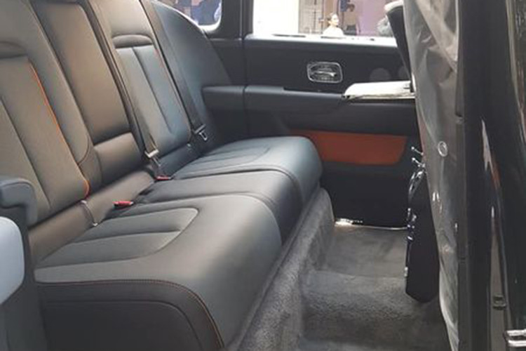 Để cạnh tranh với Bentley Bentayga, Rolls-Royce sẽ sử dụng động cơ tăng áp V12 trên Cullinan, dung tích 6,75 lít, cho công suất tối đa 563 mã lực và mô-men xoắn cực đại 850 Nm. Hộp số tự động 8 cấp. Xe được xây dựng trên kết cấu khung gầm bằng nhôm và hệ dẫn động bốn bánh, đi kèm các trang bị và công nghệ mới nhất.