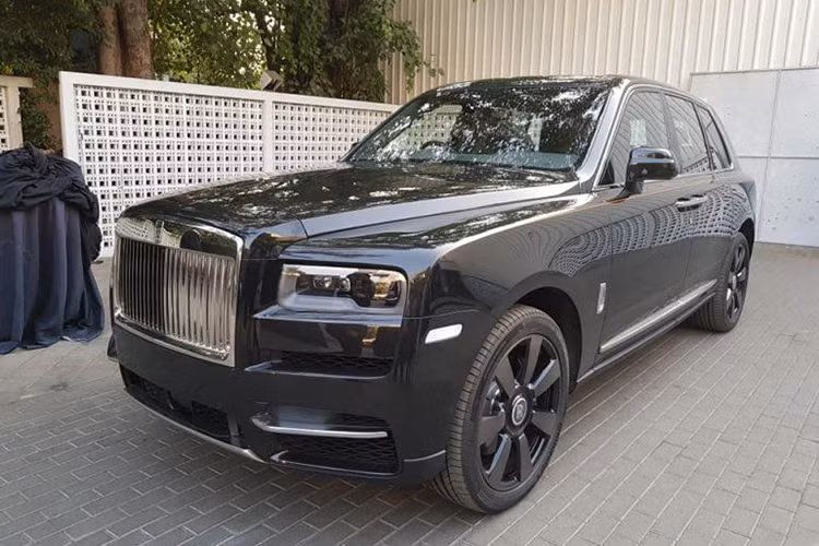 Tại thị trường Ấn Độ, giá xe Rolls-Royce Cullinan được niêm yết từ 69.500.000 INR (tương đương khoảng 23,2 tỷ đồng). Chiếc xe hiện đang có mặt tại đại lý ở thủ đô Delhi. Hiện tại, hãng xe siêu sang Anh Quốc vẫn chưa có lịch ra mắt chính mức mẫu siêu SUV Cullinan tại thị trường Việt Nam. Điều này khiến giới nhà giàu Việt đang rất nóng lòng chờ đợi