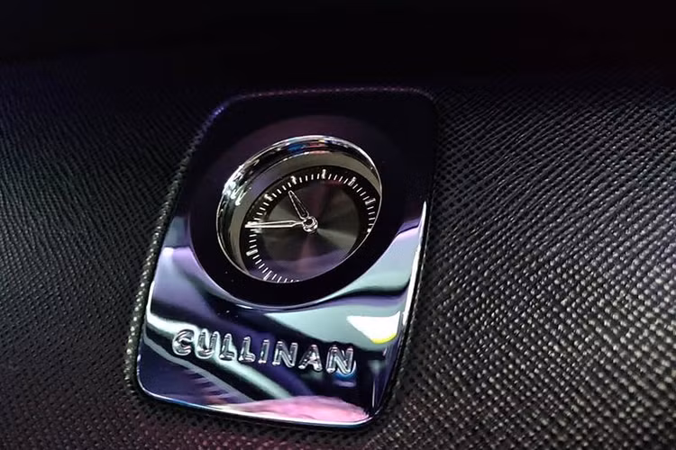 Tương tự mọi mẫu xe sang của Rolls-Royce khác, những gì sang trọng nhất trên Cullinan 2019 đều được tập trung ở hàng ghế sau bao gồm cấu hình Lounge Seat với ghế dài truyền thống đủ cho 3 hành khách và có thể gập chỉnh điện. Tiếp đến là cấu hình Individual Seat với 2 ghế thương gia độc lập kèm các phụ kiện đắt tiền...