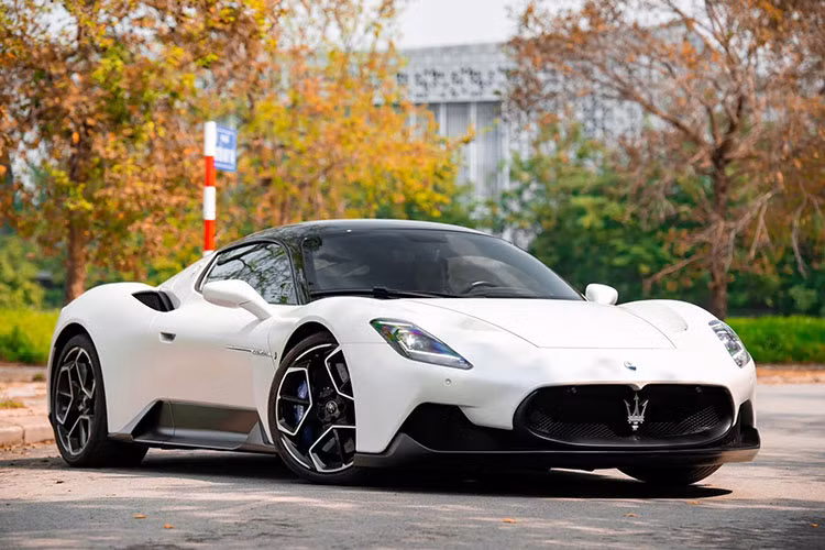 Maserati MC20 là dòng siêu xe nhưng cũng được đánh giá là 1 chiếc xe thể thao hạng sang. Nó đã được hãng xe Ý tung ra thị trường từ năm 2020 và 2 năm sau đó, vào tháng 5/2022, Maserati trình làng MC20 Cielo, một biến thể mui trần của MC20.