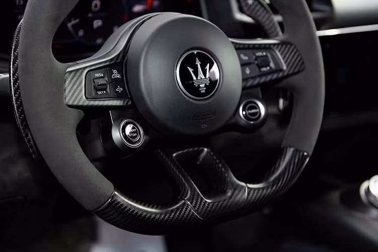 Khoang nội thất mang phong cách tối giản nhưng đậm chất thể thao, với tay lái ốp carbon và bọc da Alcantara, màn hình kỹ thuật số 10 inch, lẫy chuyển số lớn phía sau vô lăng. Ghế ngồi thể thao có chức năng sưởi, được trang trí bằng các đường chỉ xanh nổi bật và logo Maserati thêu trên tựa đầu.