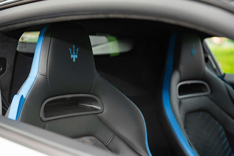 Kết hợp cùng hộp số tự động 8 cấp và hệ dẫn động cầu sau, Maserati MC20 mang lại trải nghiệm lái đậm chất xe đua trong hình hài một chiếc coupe sang trọng.