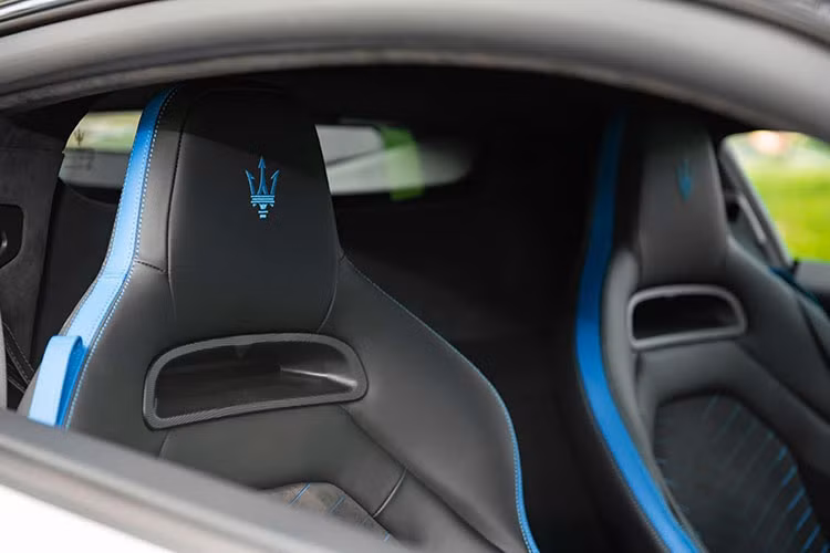 Kết hợp cùng hộp số tự động 8 cấp và hệ dẫn động cầu sau, Maserati MC20 mang lại trải nghiệm lái đậm chất xe đua trong hình hài một chiếc coupe sang trọng.