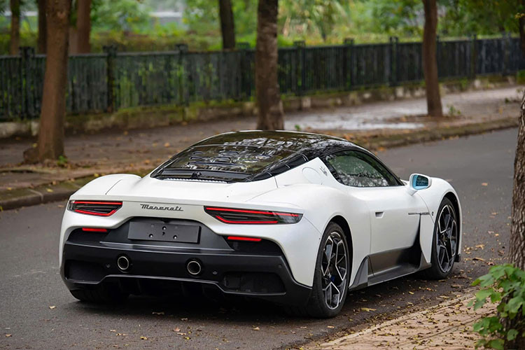 Tính đến hiện tại, thị trường Việt chỉ ghi nhận 5 chiếc MC20, trong đó 3 chiếc do Maserati Việt Nam phân phối chính hãng, còn lại 2 chiếc được nhập khẩu qua kênh tư nhân. Chiếc siêu xe Maserati MC20 đang được rao bán hiện là chiếc thứ hai về nước vào năm 2022, từng có giá công bố lên đến hơn 20 tỷ đồng.