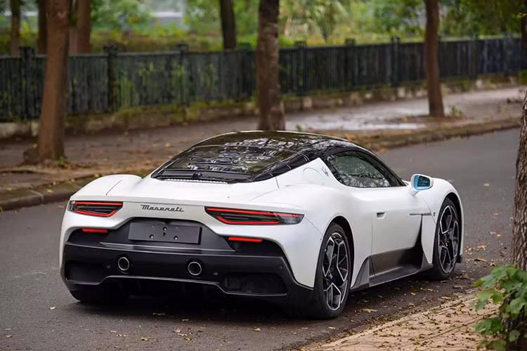 Tính đến hiện tại, thị trường Việt chỉ ghi nhận 5 chiếc MC20, trong đó 3 chiếc do Maserati Việt Nam phân phối chính hãng, còn lại 2 chiếc được nhập khẩu qua kênh tư nhân. Chiếc siêu xe Maserati MC20 đang được rao bán hiện là chiếc thứ hai về nước vào năm 2022, từng có giá công bố lên đến hơn 20 tỷ đồng.