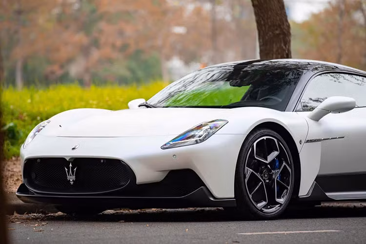 Hiện tại, phần lớn chủ nhân của Maserati MC20 tại Việt Nam là những doanh nhân kín tiếng, ngoại trừ cặp đôi nổi tiếng Ngân 98 – Lương Bằng Quang. Chiếc MC20 đang được rao bán sở hữu màu sơn Bianco Audace – một trong những tông trắng sang trọng của Maserati.