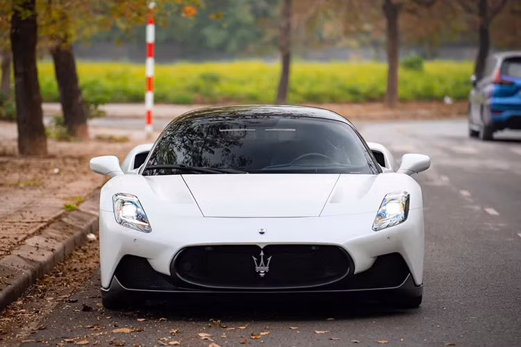 Điều đáng nói, chiếc siêu xe Maserati MC20 nằm kho 3 năm này vẫn chưa hề được vận hành kể từ khi cập bến Việt Nam vào năm 2022. MC20 từng gây tiếng vang lớn trên thị trường quốc tế, nhưng khi vừa đặt chân đến Việt Nam đã nhanh chóng trở thành một trong những mẫu siêu xe hiếm hoi rơi vào tình cảnh khó tìm chủ nhân.