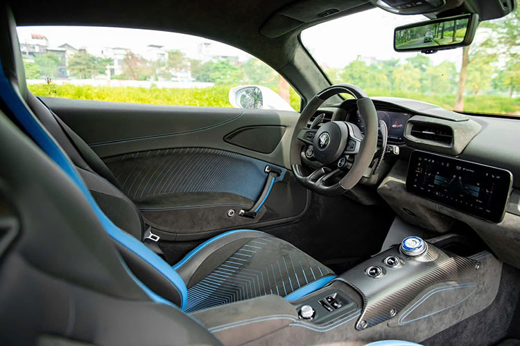 Chiếc Maserati MC20 nằm kho 3 năm nổi bật với bộ chia gió trước bằng composite sơn đen, hai hốc gió lớn và cụm đèn LED sắc sảo. Bộ mâm hợp kim 20 inch đi kèm cùm phanh màu xanh dương và hệ thống phanh gốm – carbon tăng hiệu suất phanh đáng kể. 