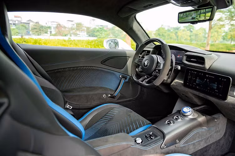 Chiếc Maserati MC20 nằm kho 3 năm nổi bật với bộ chia gió trước bằng composite sơn đen, hai hốc gió lớn và cụm đèn LED sắc sảo. Bộ mâm hợp kim 20 inch đi kèm cùm phanh màu xanh dương và hệ thống phanh gốm – carbon tăng hiệu suất phanh đáng kể. 