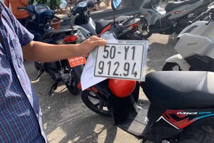 Chu xe bi mat cap phai lam thu tuc thu hoi bien so the nao?