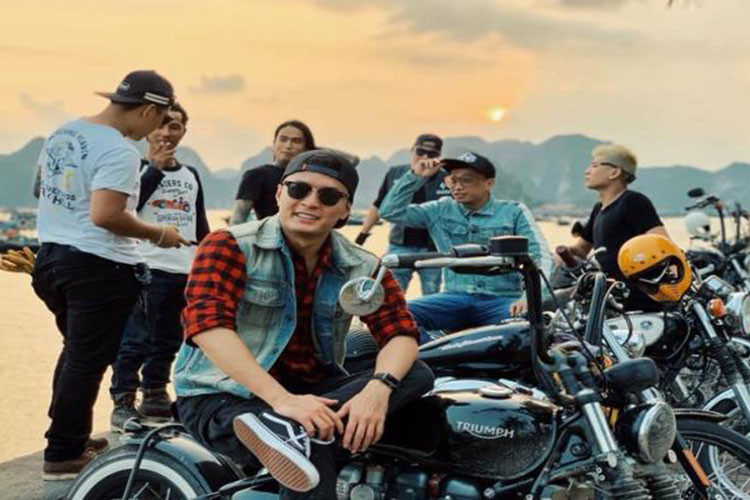 Được biết, vì đam mê ôtô và xe máy, có lần đăng hình chiếc xe mới lên Hồng Đăng phải vào nhắn nhủ vợ: "Cái lý do hơi vớ vẩn nhưng không thoả mãn được anh sẽ mất ăn mất ngủ và chẳng làm được việc gì hết. Anh xin lỗi bà xã cho anh thoả mãn nốt lần này". 